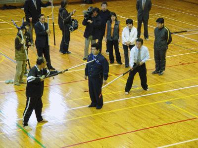 来住小学校での兵庫県警による刺股の防犯訓練の様子　前と後ろから攻める