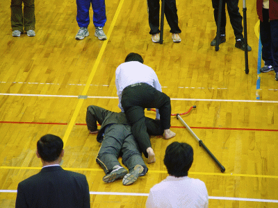 来住小学校での兵庫県警による刺股の防犯訓練の様子　取り押さえ